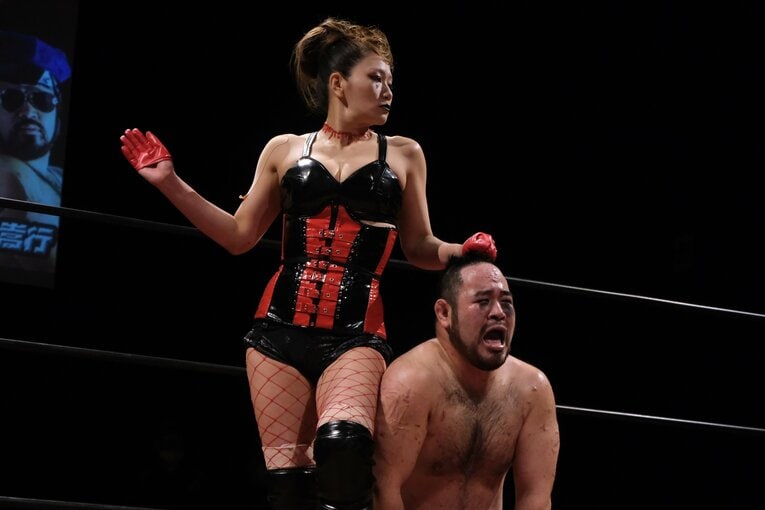 ボンデージ姿でムチ乱打も…“フェリス卒”女子レスラー・雪妃真矢がフリーで始めた新たな闘いとは？「伸び伸びと、怒られてもいいので（笑）」(24)