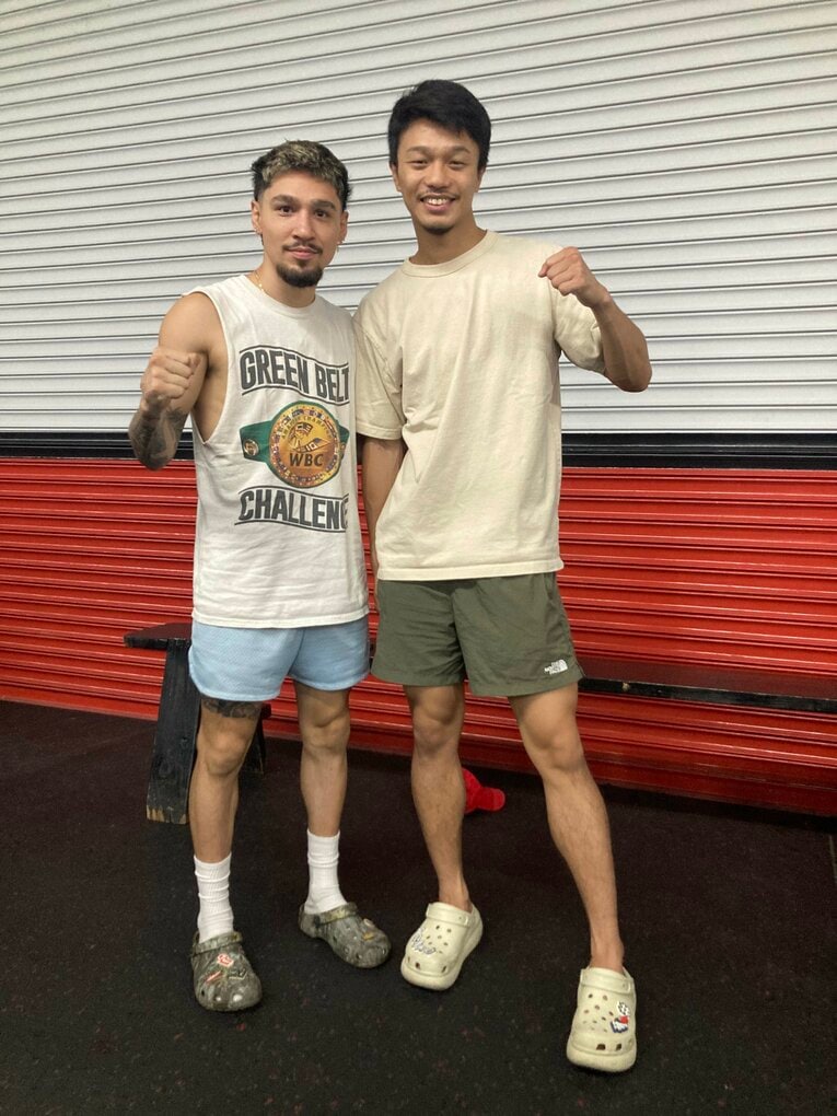 共に汗を流したオラスクアガ（左）と写真に収まる中谷　©︎Daisuke Sugiura