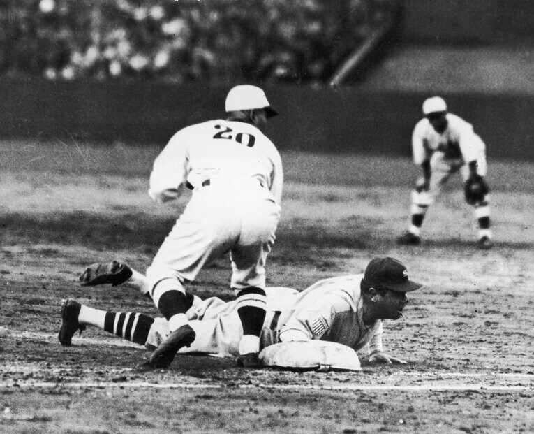 1934年の日米野球、珍しくヘッドスライディングするベーブ・ルース　©Getty Images