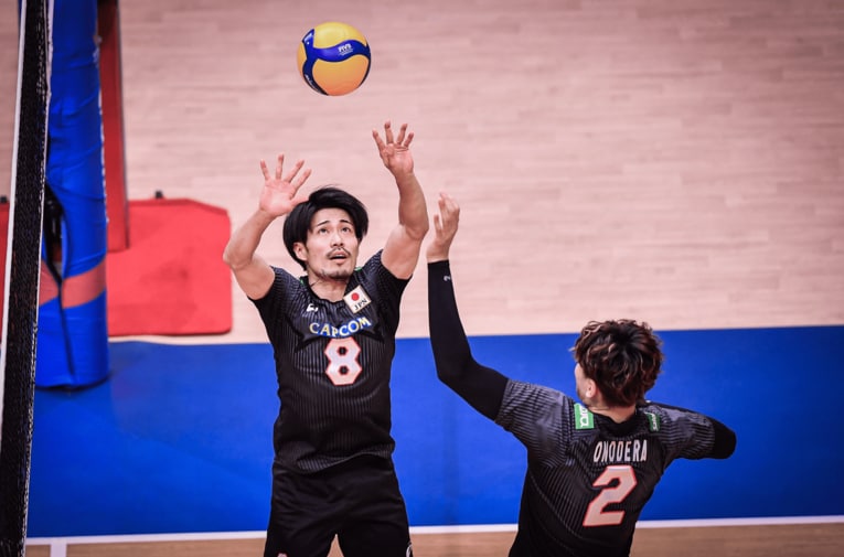 ミドルブロッカー小野寺太志へトスを送るセッター関田誠大　©︎FIVB