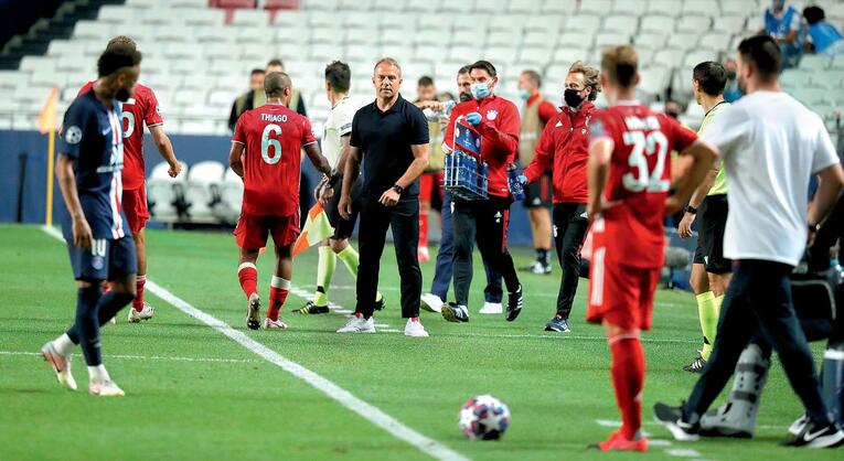 2019年11月以来、チームの先頭にハンシ・フリック（中央）が就任し、ミュンヘンの選手たちは36試合中33勝を挙げ、1分2敗しか許していない ©Sébastien Boué/L’Équipe