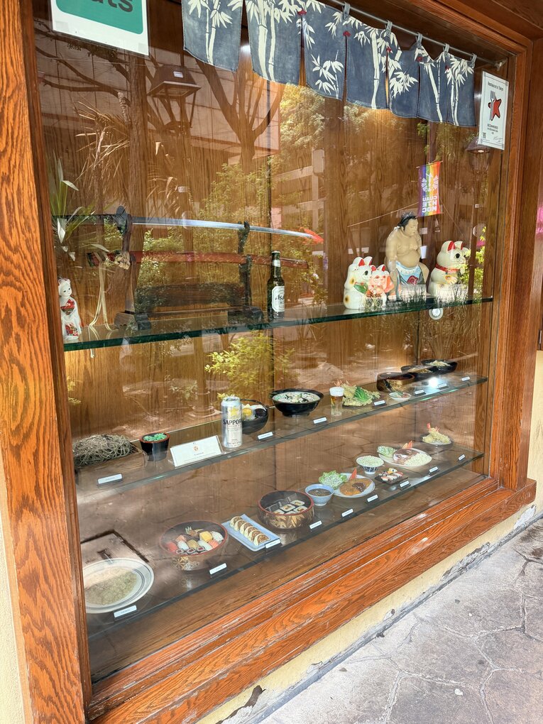 メキシコシティにあった日本料理店（写真は右に続きます）　©Kiichi Matsumototo