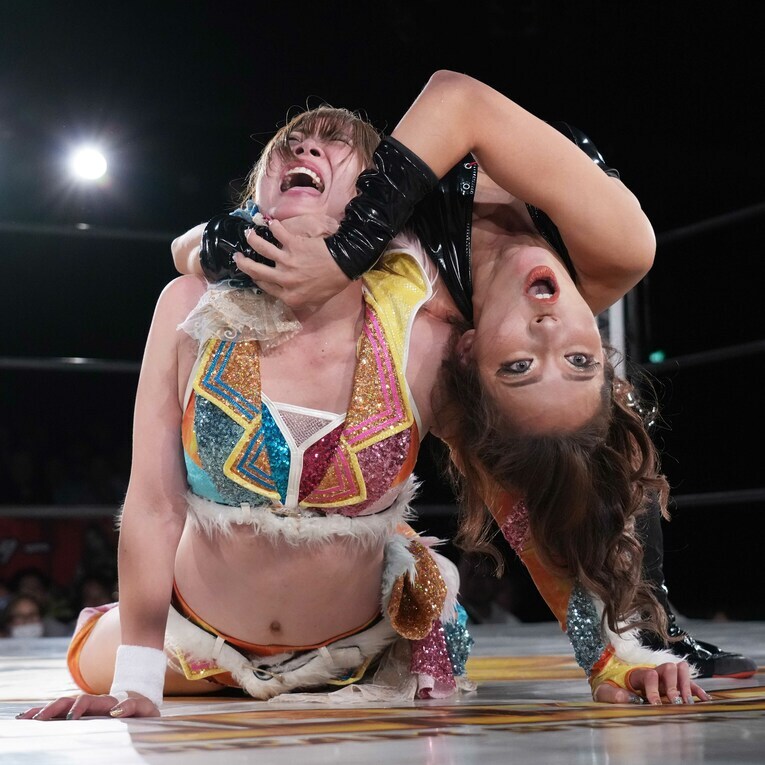 岩谷麻優を鎌固めで攻める山中絵里奈。7月29日、新宿FACE　©Essei Hara