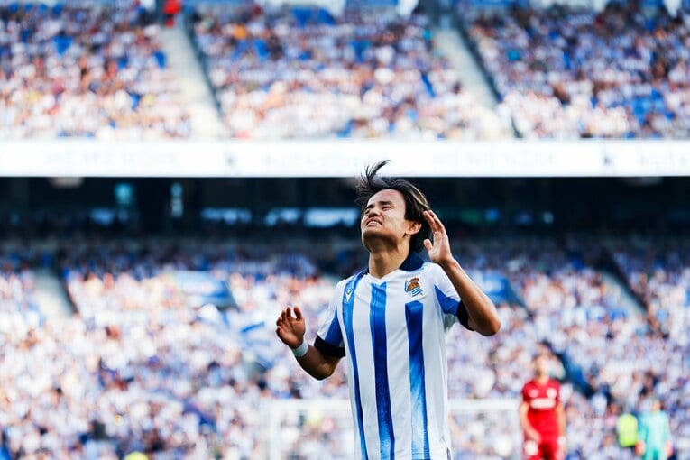 久保建英22歳誕生日に「タケはアイドル」日本語ボードの子供、メッシっぽい新ユニ姿やソシエダ主将との別れ…カメラマンが見た“幸せな最終節”(30)