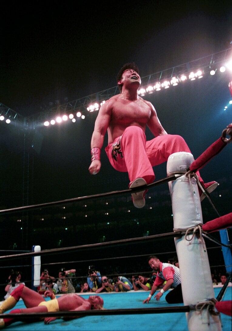 ハルク・ホーガンにムーンサルトを放つムタ。1993年5月3日、福岡ドーム