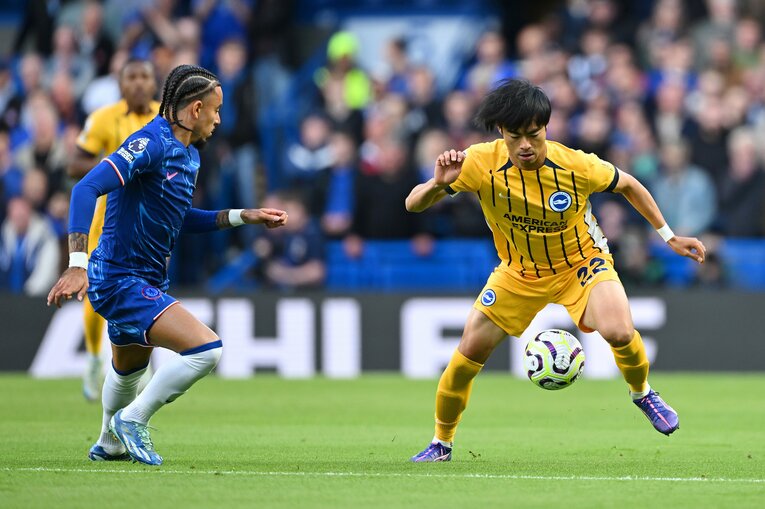 9月28日のチェルシー戦。チームは2－4と完敗。三笘薫はフランス代表DFギュストとマッチアップ、見せ場を作ったが……　©Getty Images