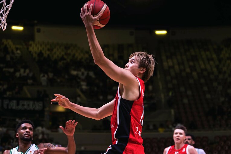 シュートを決める西田優大　©FIBA
