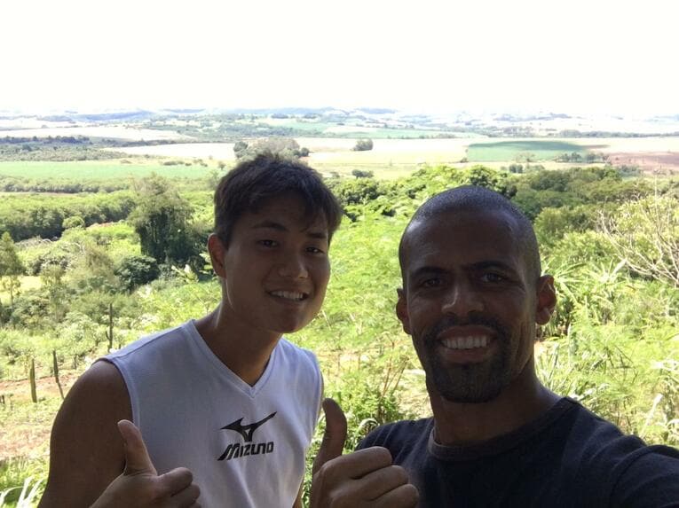 ブラジル・PSTCでチームメイトだった三都主アレサンドロと（本人提供）