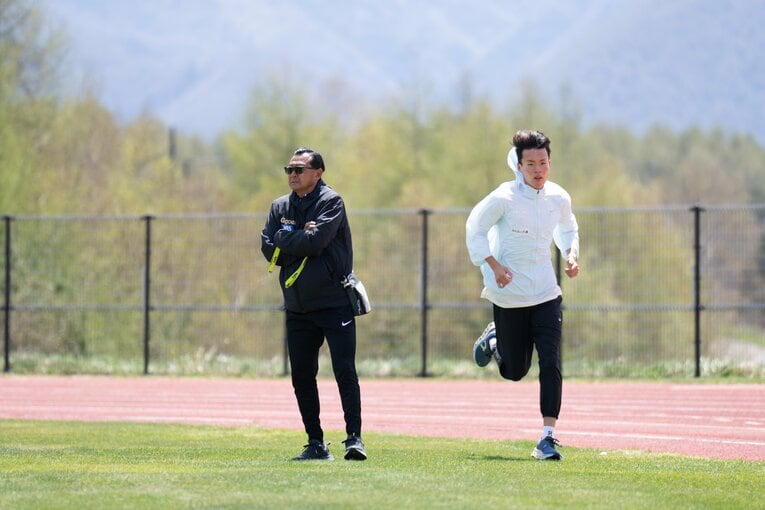 Ggoatで練習する佐藤と大八木総監督（左）　©Shiro Miyake