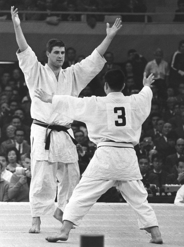 柔道が初めてオリンピック競技になった1964年東京五輪。無差別級決勝、オランダ代表のアントン・ヘーシンクvs日本代表の神永昭夫　©AFLO