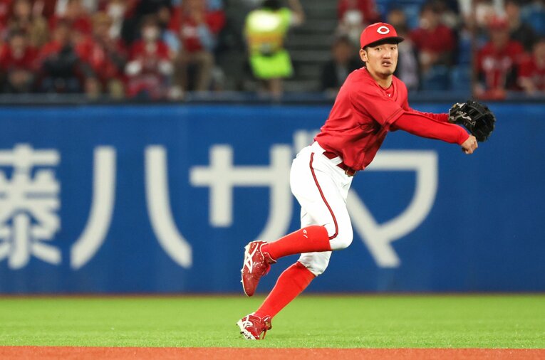 守りの野球で踏みとどまる広島のセンターラインを驚異的な守備力で支える矢野雅哉　©JIJI PRESS