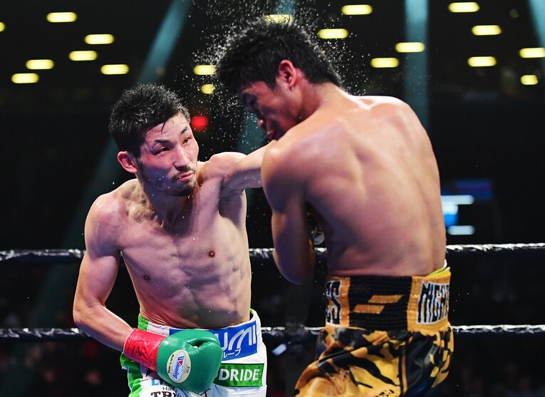 岩佐亮佑（左）のパンチを喰らうマーロン・タパレス（2019年）©︎Getty Images