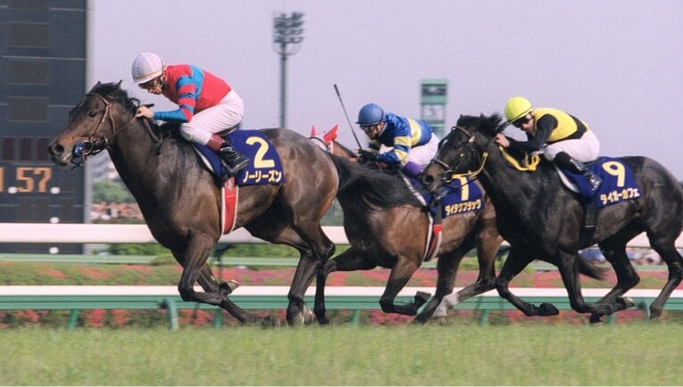 2002年の皐月賞を制したノーリーズン。菊花賞では武豊が落馬し競走中止に ／ photograph by KYODO