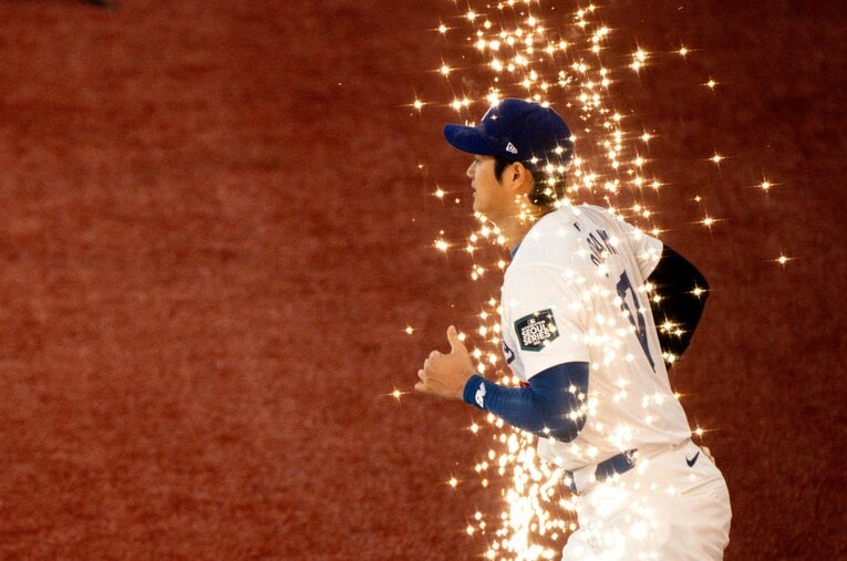 試合前のセレモニーでグラウンドに駆け出していく大谷。ファンの目には火花の演出以上にキラキラして見えたはず ／ photograph by Nanae Suzuki