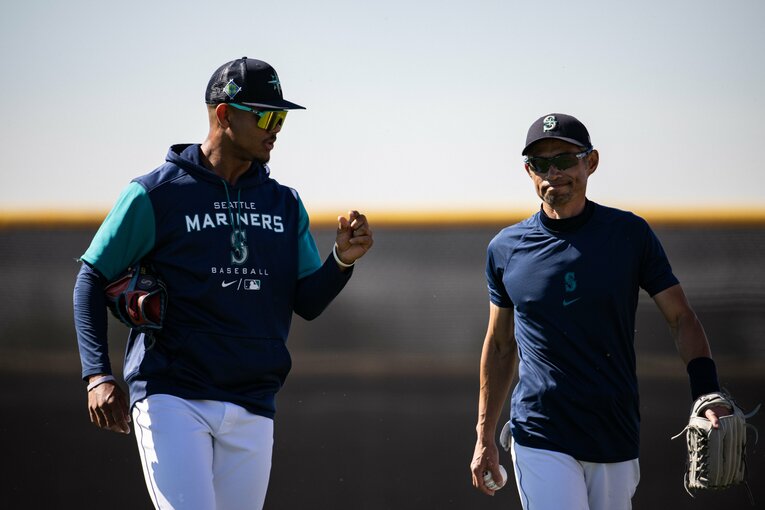 キャッチボール後、イチローに問いかけるロドリゲス　©︎Nanae Suzuki