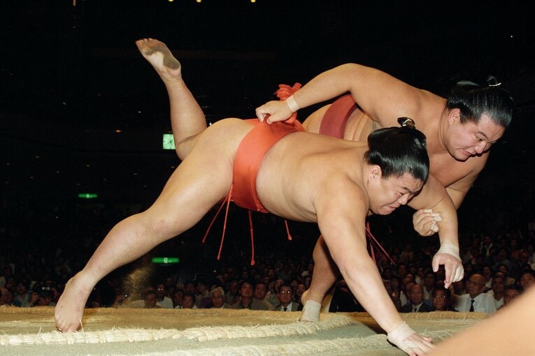 1994年9月、貴闘力の体が浮いた魁皇の上手投げ　©JIJI PRESS
