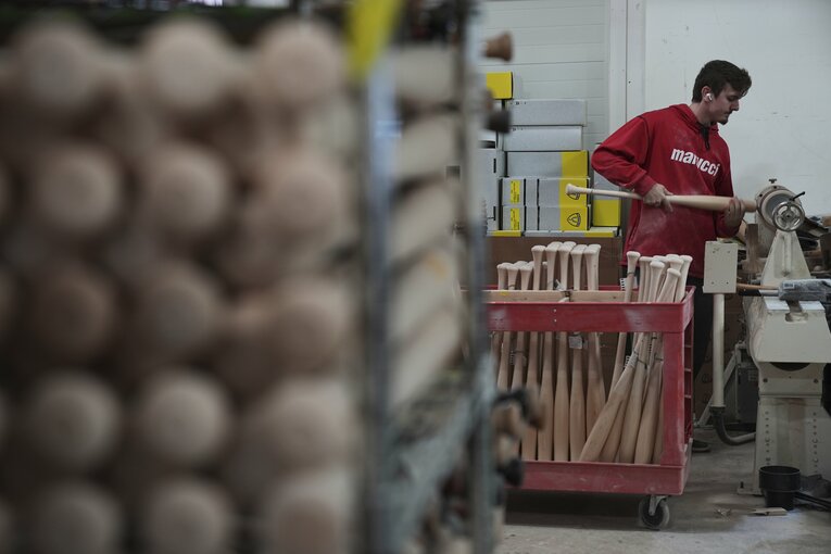 魚雷バット 製造工場 米・ペンシルバニア州 （2025年4月2日）©︎AP/AFLO