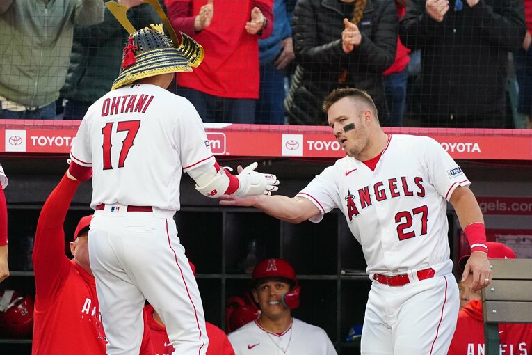 ホームランを放った大谷をトラウトがお出迎え　©JIJI PRESS