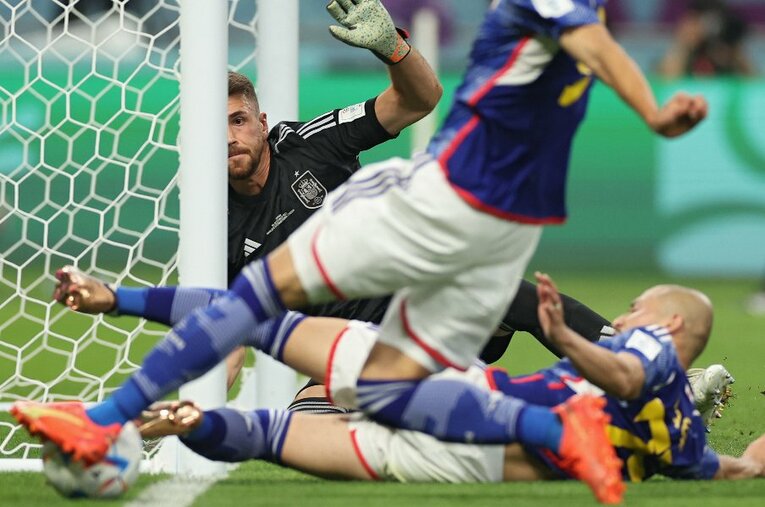 田中碧の2点目をアシストした三笘薫の折り返し。ゴールラインを割っていたかどうか、VARチェックが行われゴールが認定された　©Getty Images