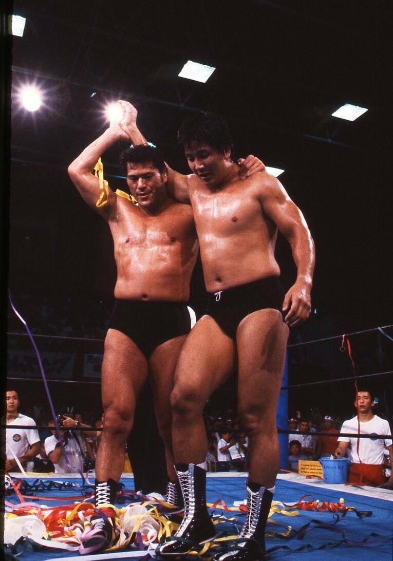 前田日明（右）と猪木　©Moritsuna Kimura