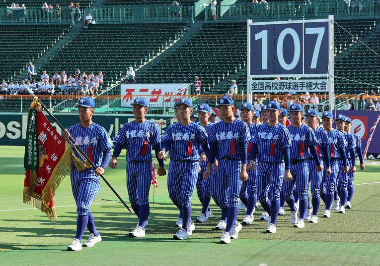 青藍泰斗（栃木）の斬新なユニフォーム。鮮やかブルーに白い縦じまが目立っていた　©Sankei Shimbun