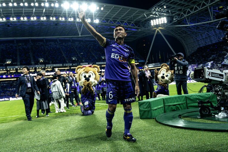 2024年12月1日、ホームでのコンサドーレ札幌戦。この日、青山敏弘の引退セレモニーが行われた　©Takuya Sugiyama