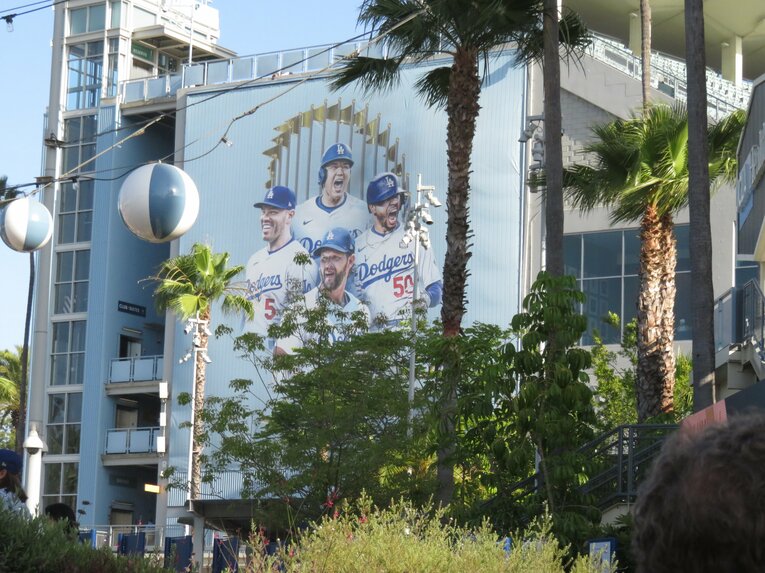 ベッタニマン＋カーショウの壁画　©Kou Hiroo