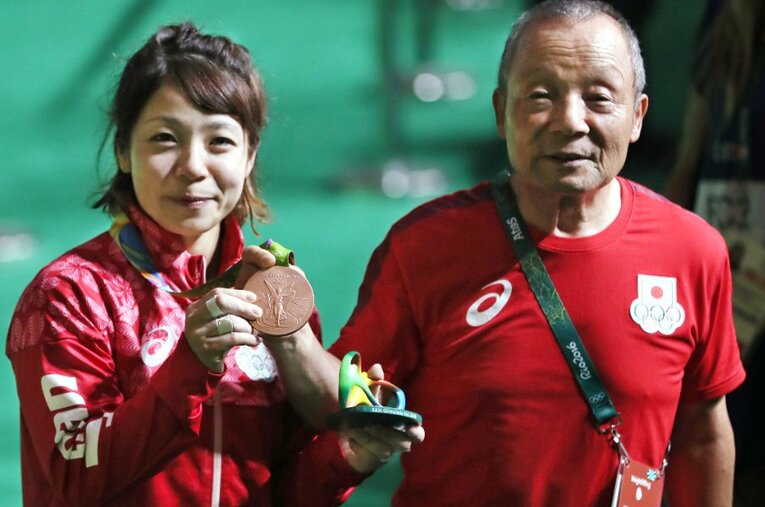 2016年のリオ五輪で銅メダルを獲得した際の三宅宏実と父・義行氏 ／ photograph by JIJI PRESS