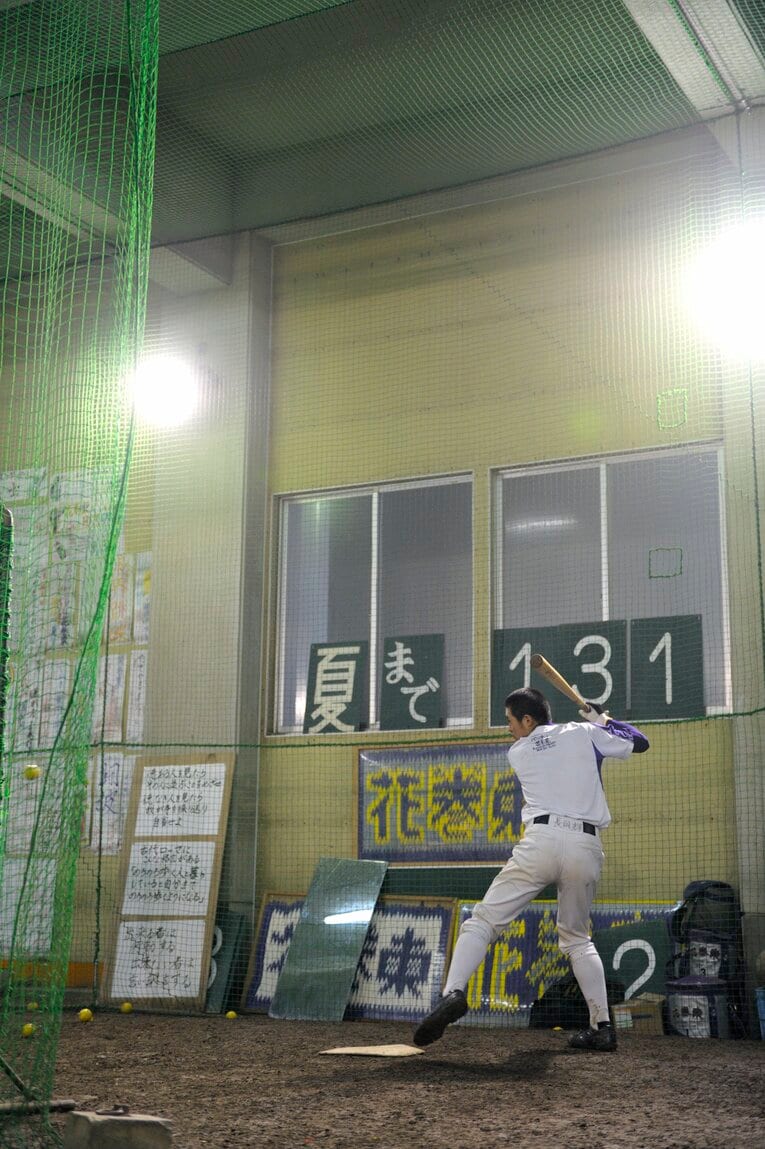 花巻東高校探訪（2010年撮影）室内練習場でトレーニングする部員たち©Asami Enomoto