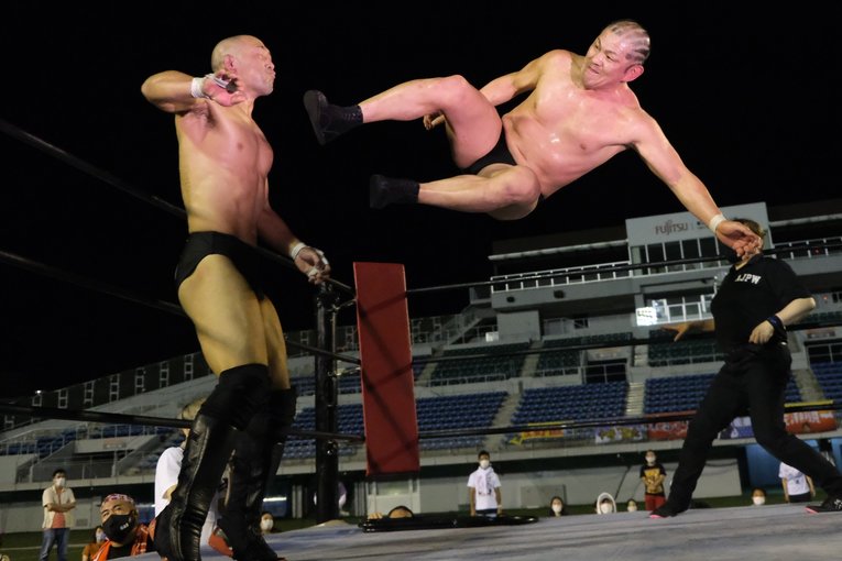 観客を盛り上げながらも、試合では川村を圧倒した鈴木