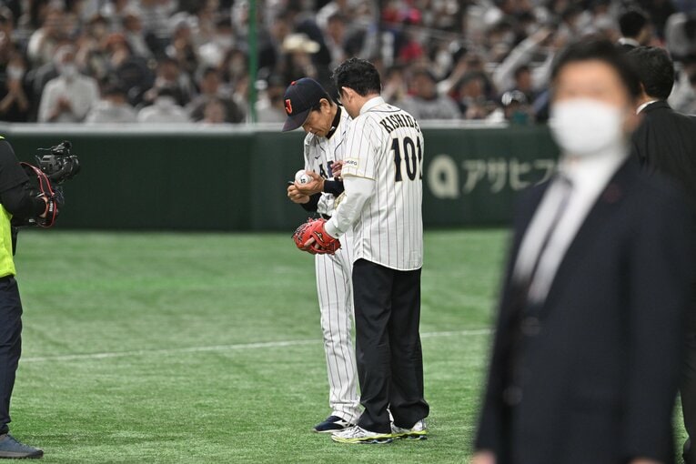 サインをもらう岸田総理。心は野球少年　©Naoya Sanuki