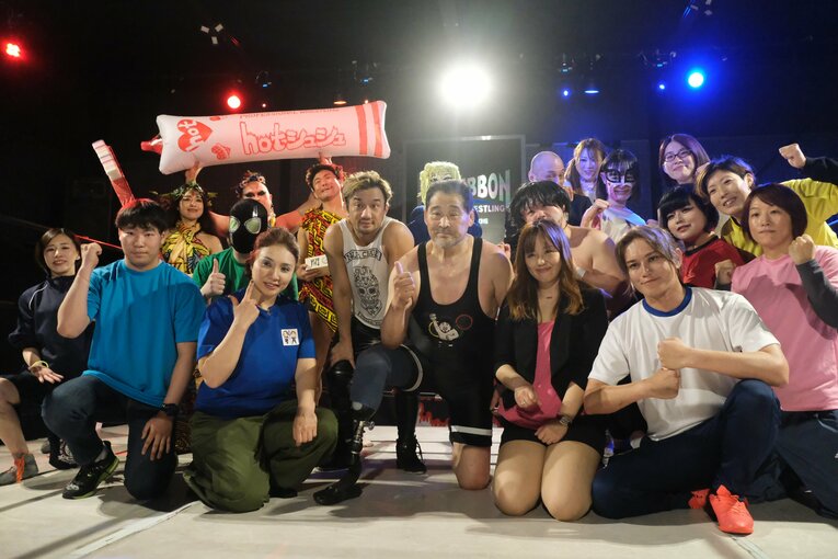 大会のエンディングにも参加し、写真に収まる谷津　©Norihiro Hashimoto