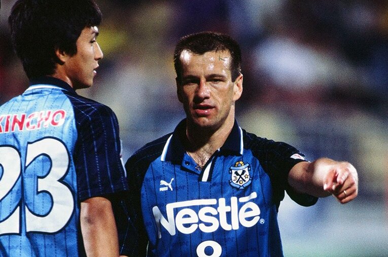 ジュビロ時代、福西崇史を指導するドゥンガ。ボランチと言えばブラジル人の中盤の名手が思い浮かぶが「カルロス・ボランチ」はアルゼンチン人だった ／ photograph by J.LEAGUE