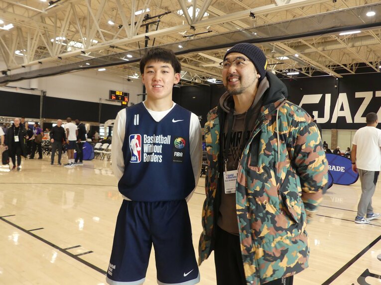 息子の成長を目に焼き付けるために、現地に駆けつけた父・卓也氏　©︎Yoko Miyaji