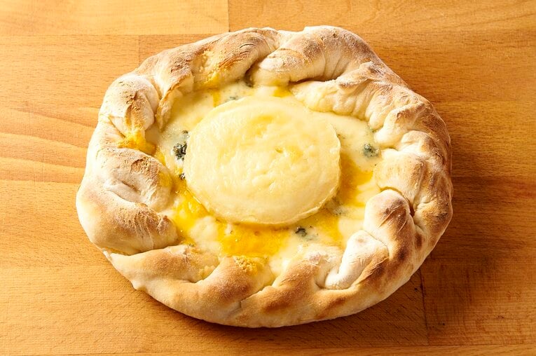 クラフトピザ 5種のチーズ（1800円）　※球団提供