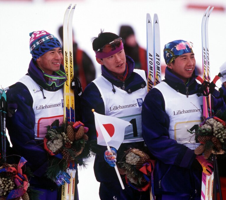 1992年のアルベールビルに続き、1994年のリレハンメルでもノルディック複合団体で金メダルを獲得した日本代表チーム　©Getty Images