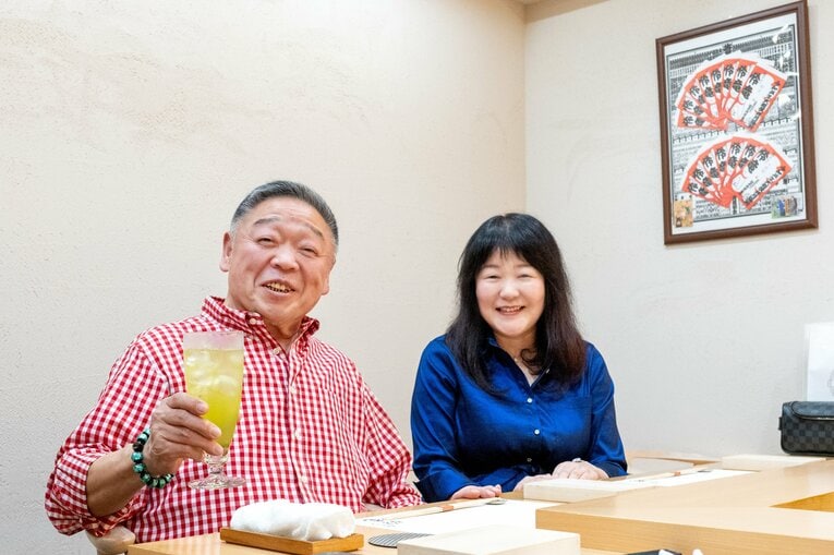 インタビューを行った「鮨サロン 怜竜」は常盤山部屋のみんなの行きつけだという。ルミコさん（右）と、インタビュー後、駆けつけた常盤山親方（左）　©Takashi Shimizu