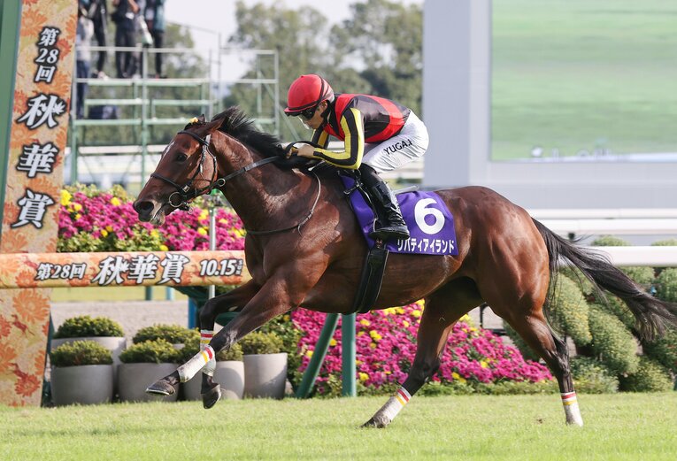 秋華賞、ゴールの瞬間。圧巻の強さで史上7頭目の牝馬三冠馬となった　©JIJI PRESS
