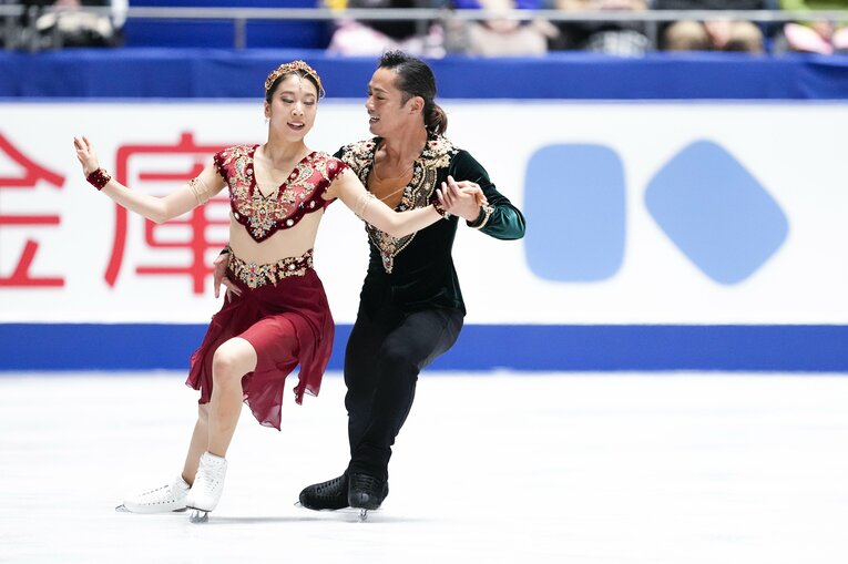 NHK杯フリーで演技を行う村元＆高橋