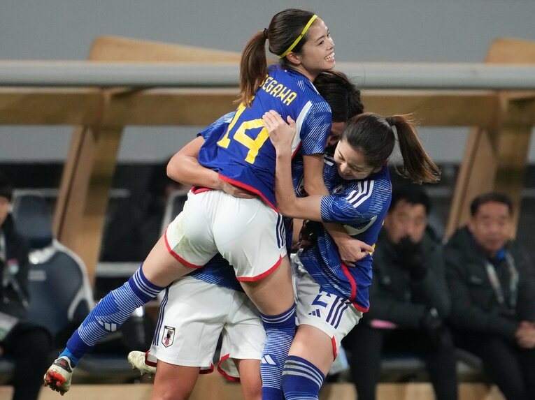 第2戦で先制ゴールを奪った高橋はな（中央）に抱きつく長谷川唯と清水梨沙。リオ五輪は予選敗退、東京五輪は予選免除だったため、自力での五輪出場は実に12年ぶりとなる　©︎Getty Images