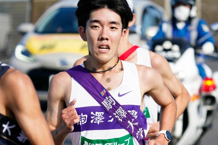 “箱根の前哨戦”全日本大学駅伝で優勝した駒澤大唯一の4年生ランナーとして出場した佃康平 ／ photograph by AFLO