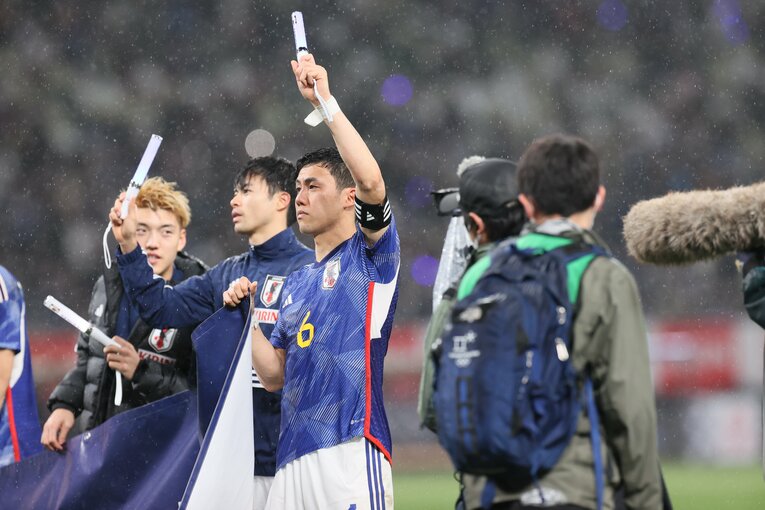 遠藤は真顔で対応 ©Kaoru Watanabe／JMPA