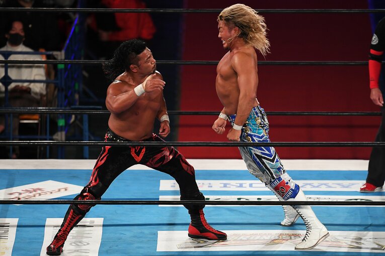 ヘッドバットをする棚橋