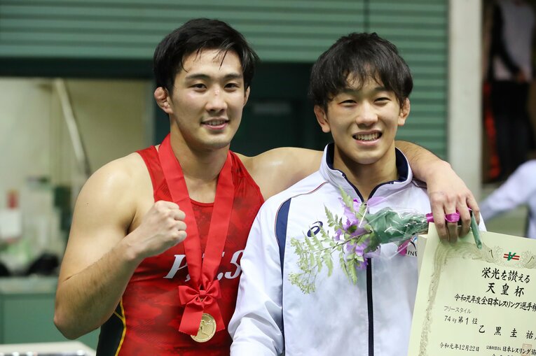 2019年全日本選手権での乙黒圭佑（兄・左）と乙黒拓斗　©AFLO