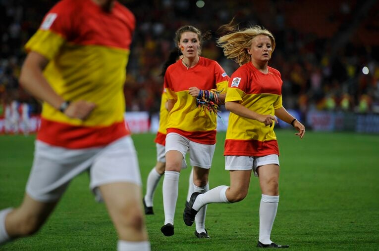 EUROにいた美しい女性サポーターの応援姿（50枚超）　©Sports Graphic Number