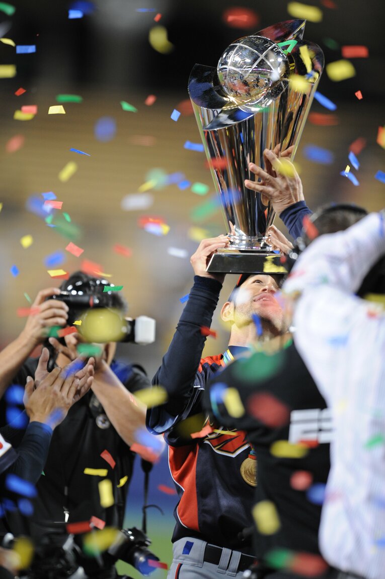 第2回WBCで連覇を成し遂げ、トロフィーを掲げたイチロー　©BUNGEISHUNJU