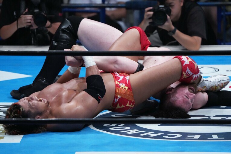 カラム・ニューマンを攻める上村優也　©Essei Hara