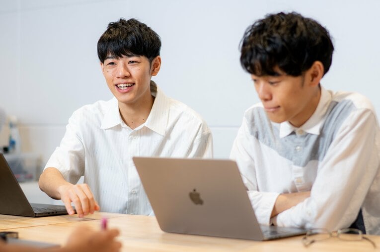 Numberカメラマンが撮り下ろした東問・東言兄弟の特別フォト集！【スワイプするとそのほかの写真もご覧になれます】　©Nanae Suzuki