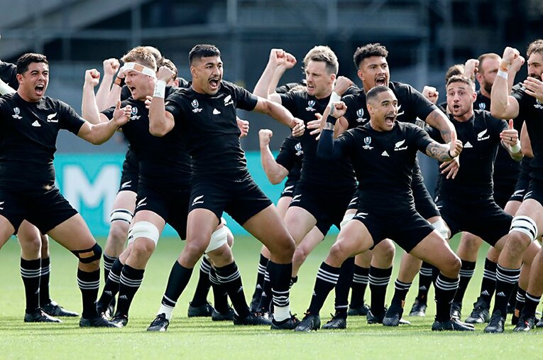 オールブラックスが試合前に披露する恒例の「ハカ」 ／ photograph by AFLO