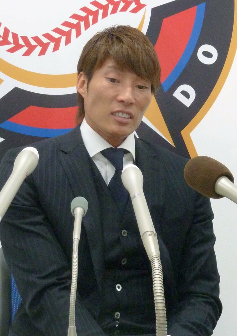 契約更改で保留し、渋い表情を見せていた糸井。この約1カ月後にトレードを伝えられた（撮影：2012年12月6日）©︎KYODO